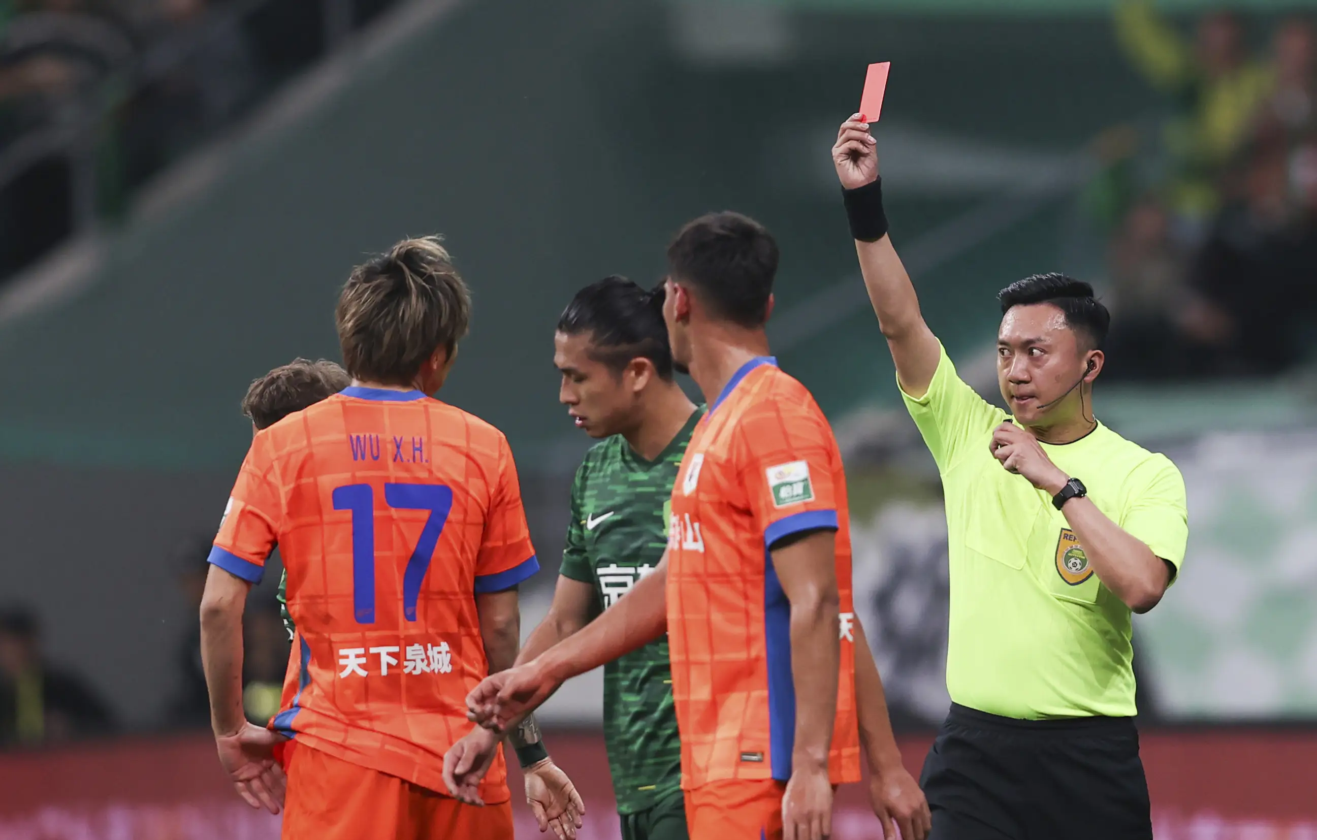 包含关键时刻突围战来临，山东泰山围绕荷甲再遭质疑，媒体盛赞，阵容厚度经受考验的词条